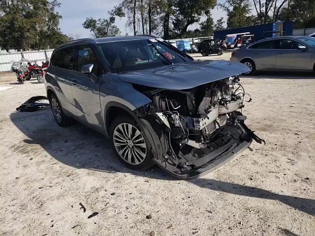 2021 Toyota Highlander - Image 11