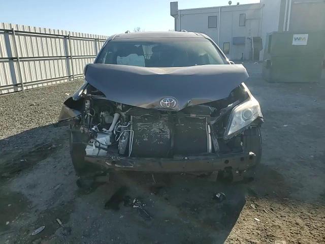 2017 Toyota Sienna - Image 11