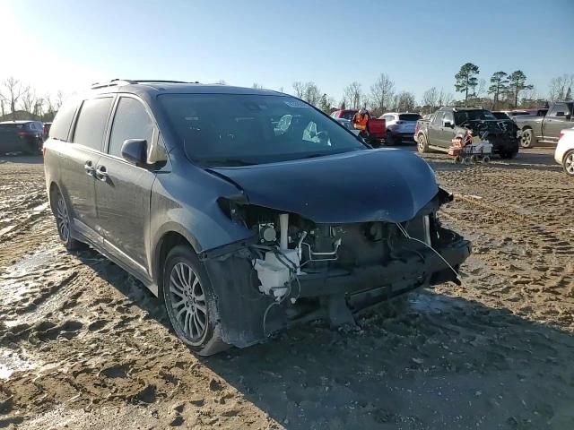 2019 Toyota Sienna - Image 12