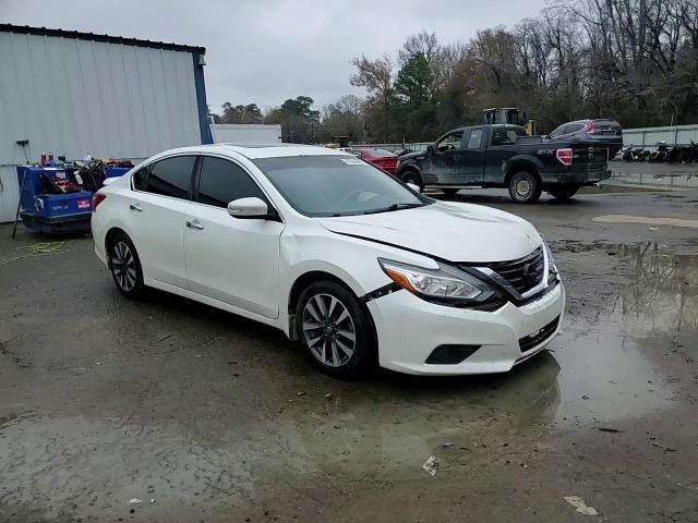 2017 Nissan Altima - Image 13