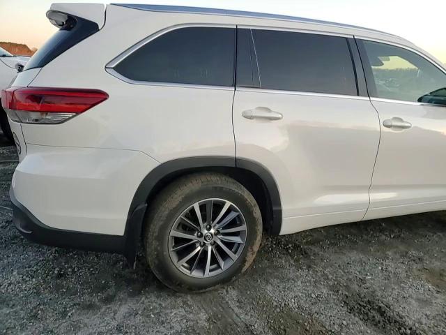 2017 Toyota Highlander - Image 14