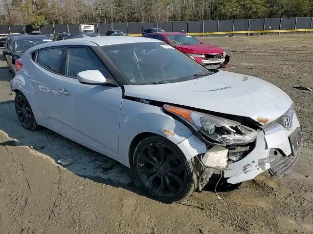 2015 Hyundai Veloster - Image 11