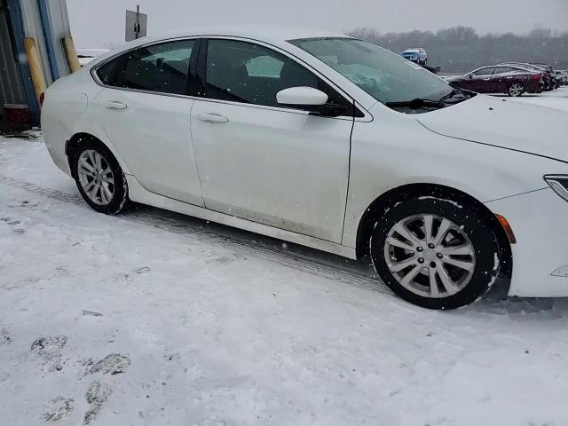 2016 Chrysler 200 - Image 12