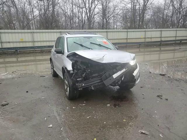 2017 Volkswagen Tiguan - Image 11