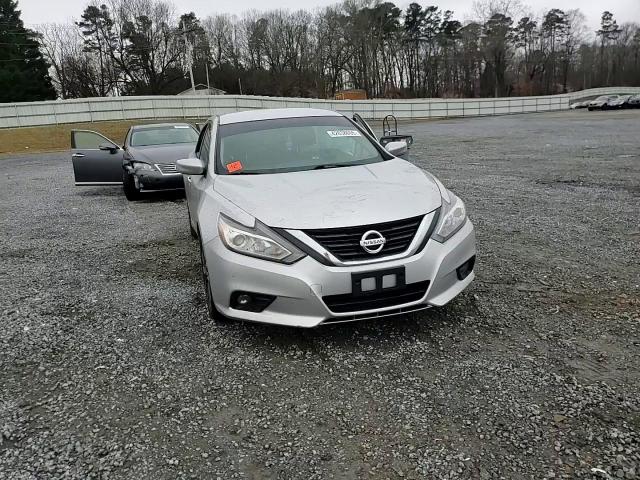 2018 Nissan Altima - Image 10