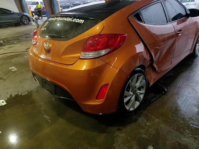 2016 Hyundai Veloster - Image 13