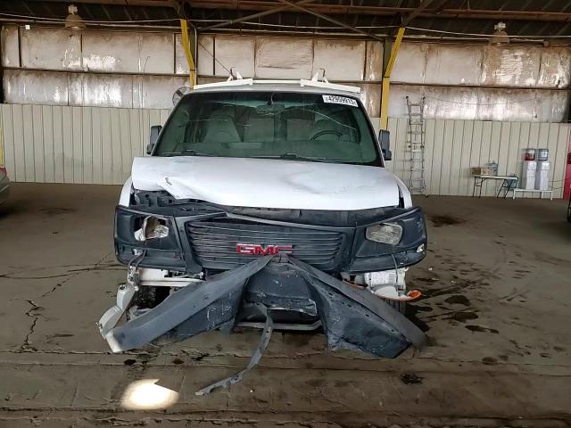 2004 GMC Savana - Image 11