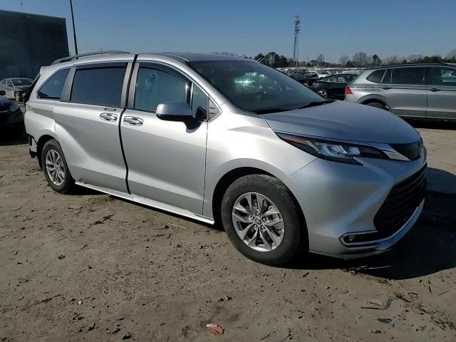 2022 Toyota Sienna - Image 12