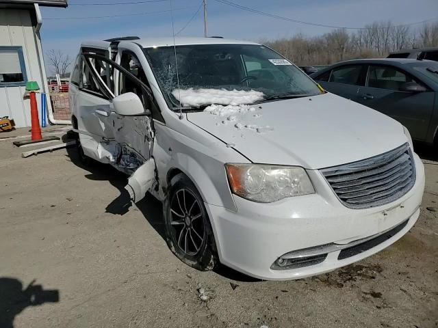 2014 Chrysler Town & Country - Image 15