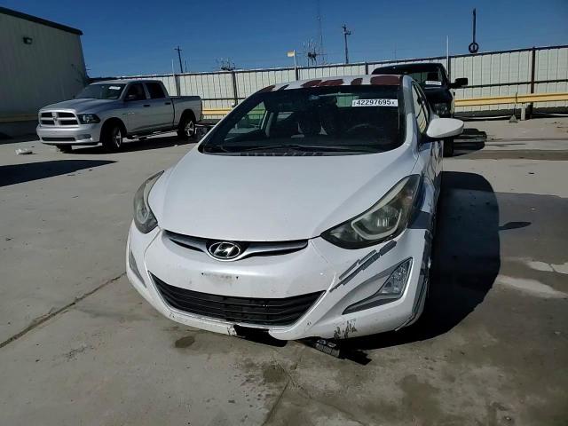 2016 Hyundai Elantra - Image 13