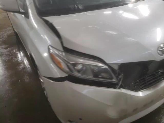 2015 Toyota Sienna - Image 14