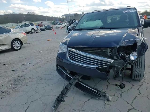 2015 Chrysler Town & Country - Image 11