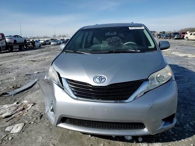 2011 Toyota Sienna - Image 12