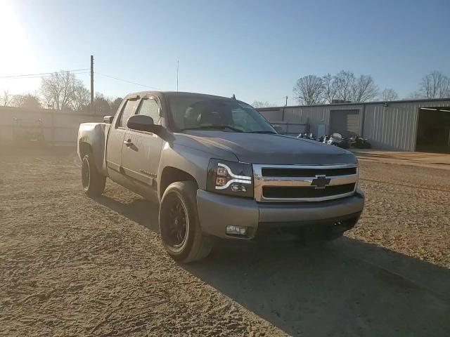 2007 Chevrolet Silverado - Image 11