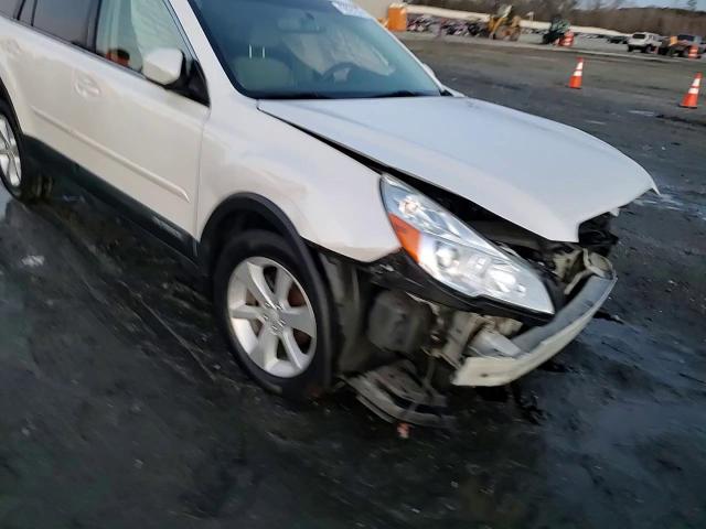 2013 Subaru Outback - Image 14