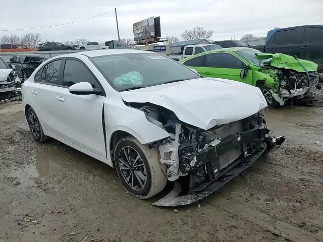 2023 Kia Forte - Image 11