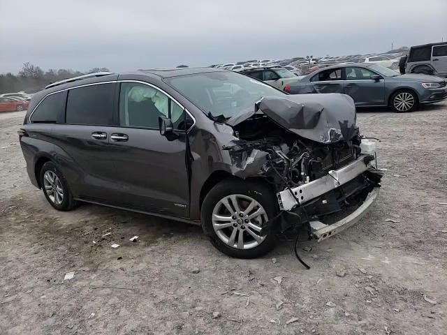 2021 Toyota Sienna - Image 11