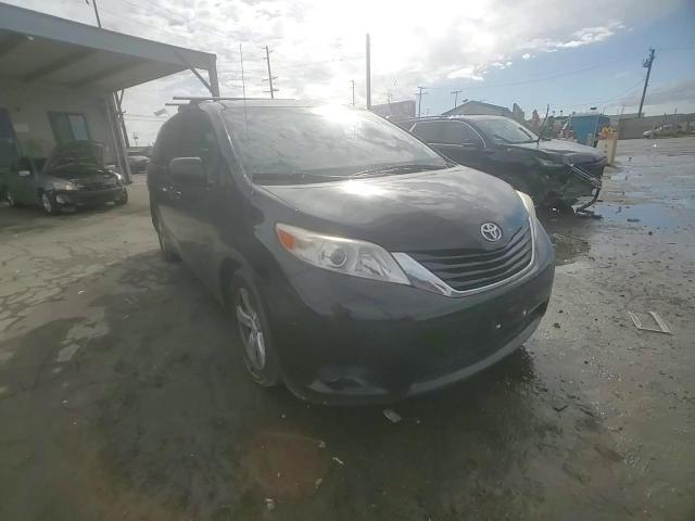 2011 Toyota Sienna - Image 12