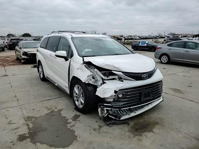 2021 Toyota Sienna - Image 14