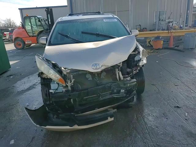 2014 Toyota Sienna - Image 14