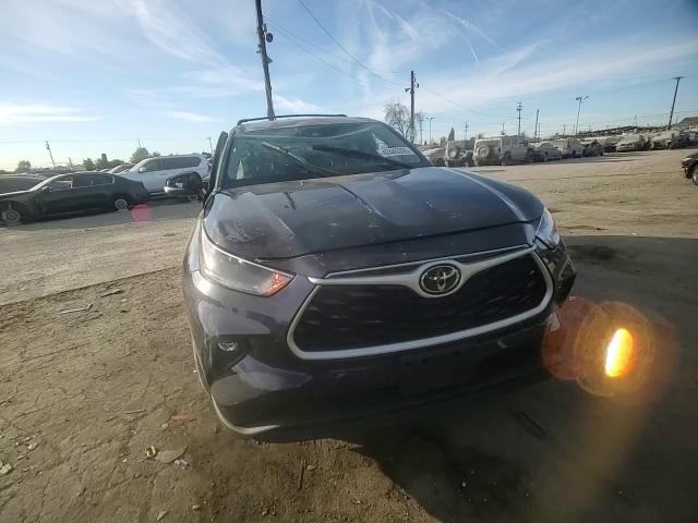 2022 Toyota Highlander - Image 12