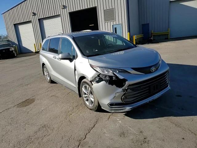 2021 Toyota Sienna - Image 11