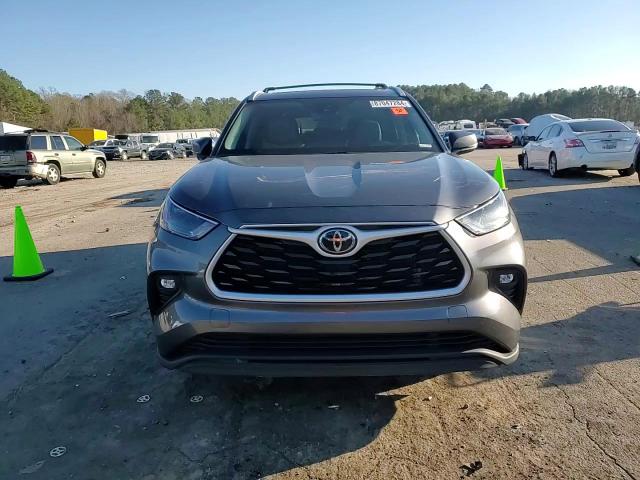 2022 Toyota Highlander - Image 11