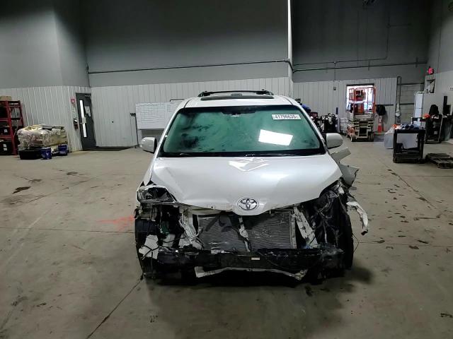 2015 Toyota Sienna - Image 11