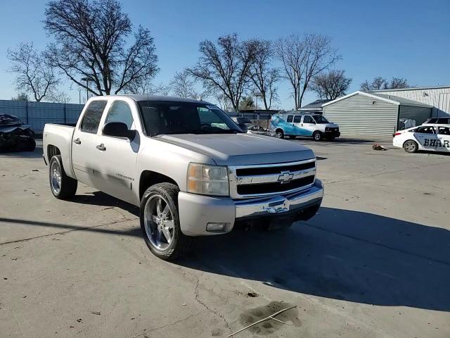 2007 Chevrolet Silverado - Image 10