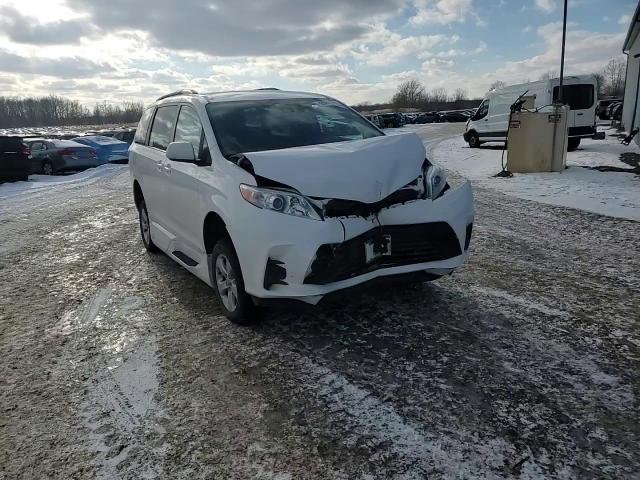 2018 Toyota Sienna - Image 12