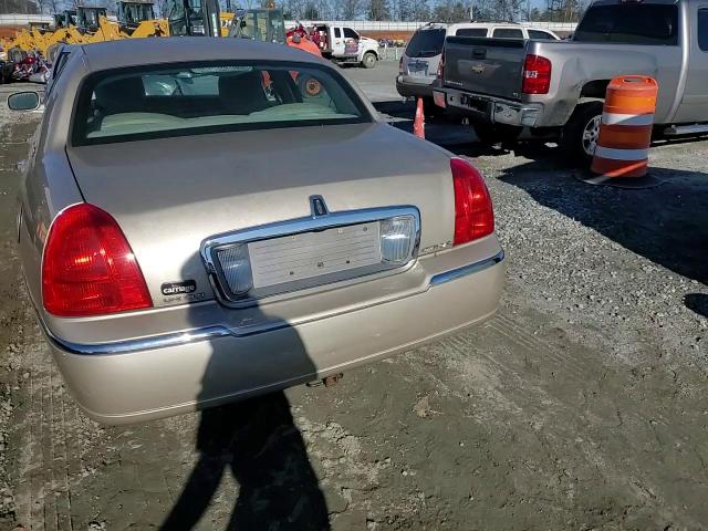 2011 Lincoln Town Car - Image 10