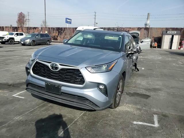 2022 Toyota Highlander - Image 11