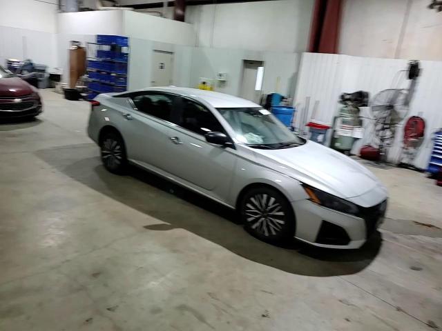 2024 Nissan Altima - Image 10