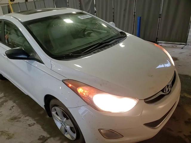 2013 Hyundai Elantra - Image 13