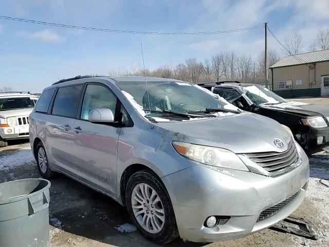 2011 Toyota Sienna - Image 11