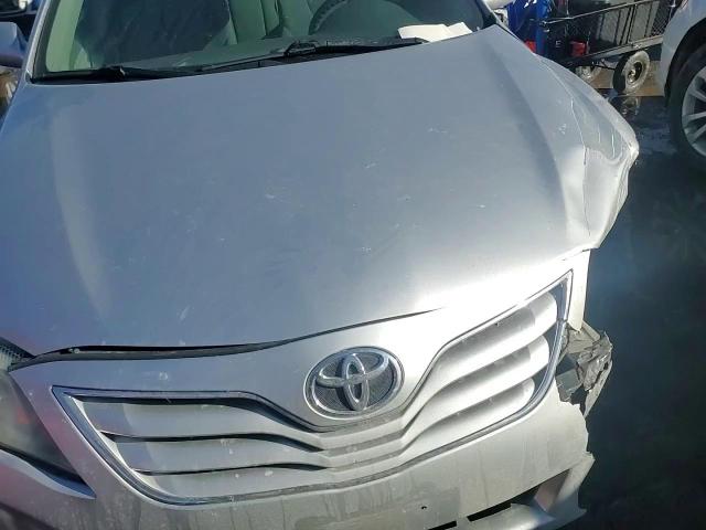 2011 Toyota Camry - Image 10