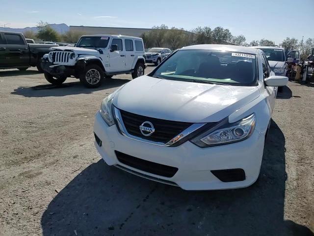 2018 Nissan Altima - Image 13