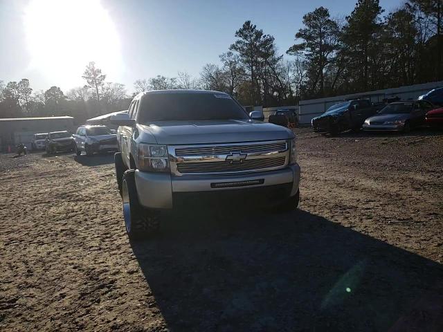 2010 Chevrolet Silverado - Image 11