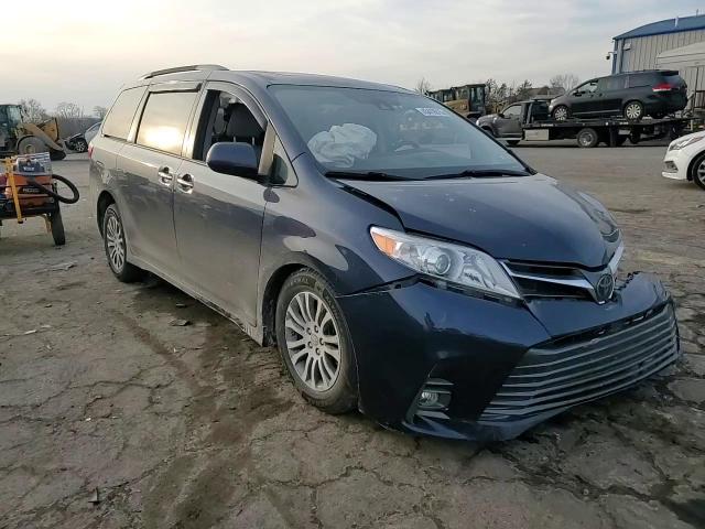 2020 Toyota Sienna - Image 12