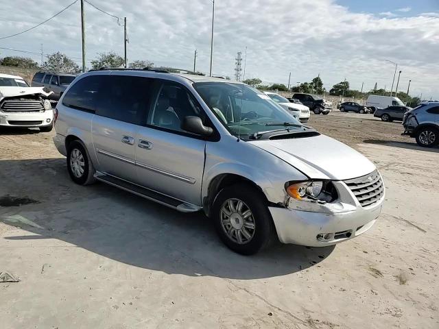 2006 Chrysler Town & Country - Image 11