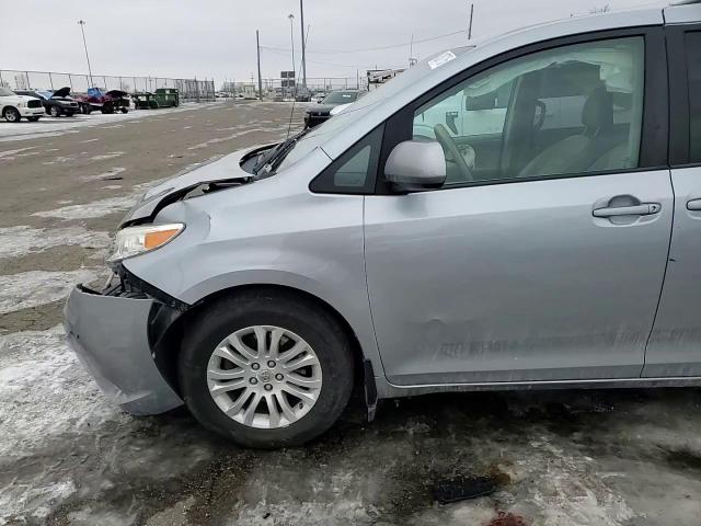 2014 Toyota Sienna - Image 12