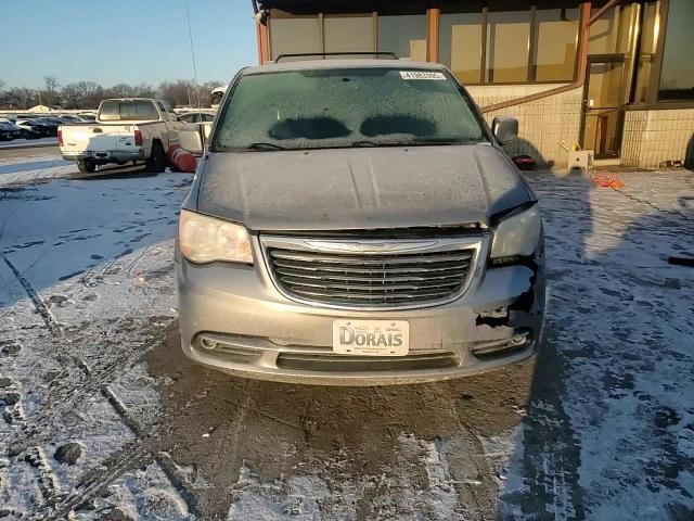 2014 Chrysler Town & Country - Image 12