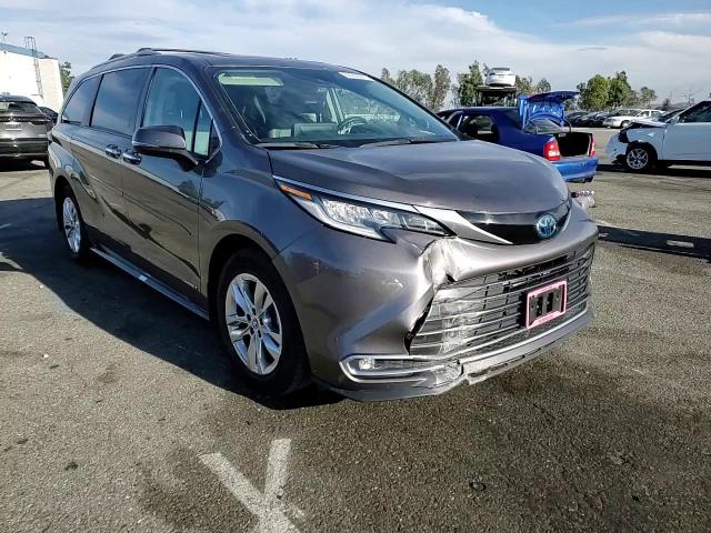 2021 Toyota Sienna - Image 12