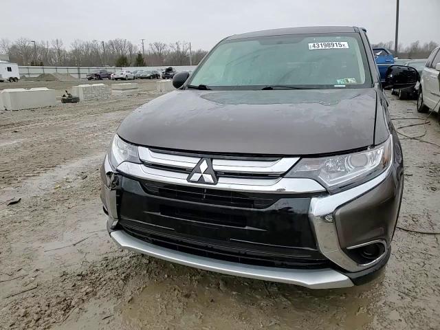 2017 Mitsubishi Outlander - Image 13