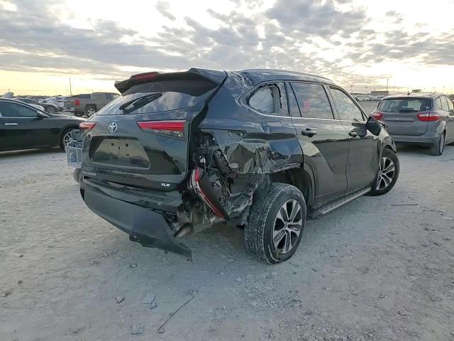 2022 Toyota Highlander - Image 12
