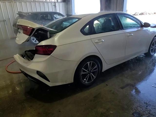 2023 Kia Forte - Image 13