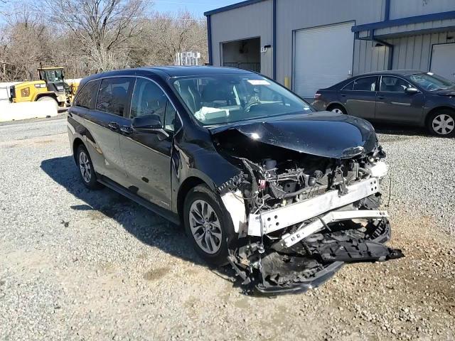 2021 Toyota Sienna - Image 12