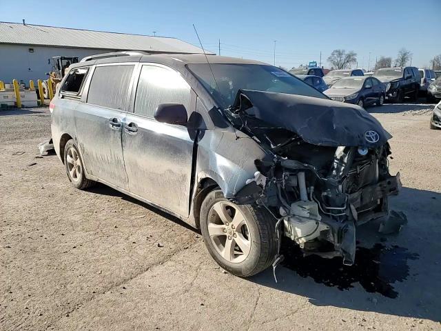 2011 Toyota Sienna - Image 12