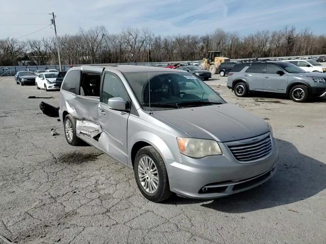 2014 Chrysler Town & Country - Image 12