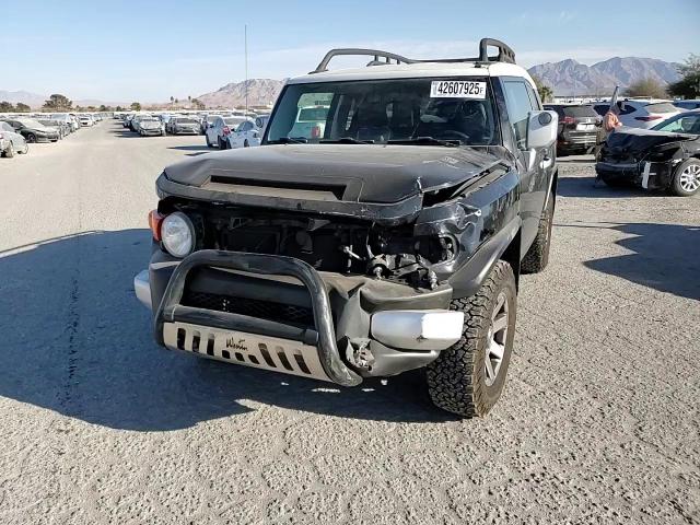 2010 Toyota FJ Cruiser - Image 11